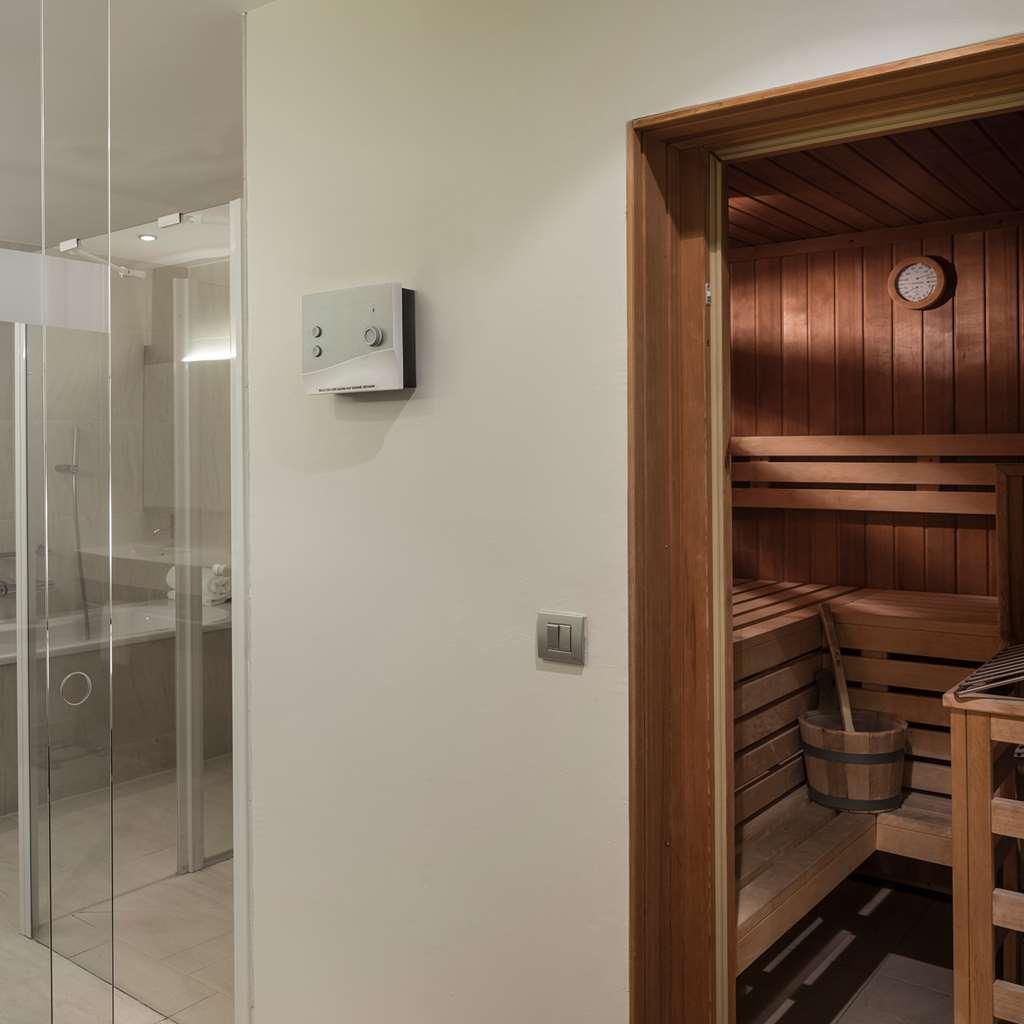Falkensteiner Balance Resort Stegersbach - Adults Only Номер фото A shower and sauna in a hotel