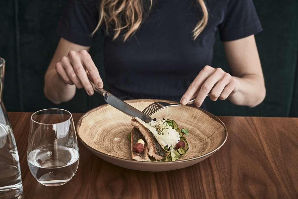 Falkensteiner Balance Resort Stegersbach - Adults Only Ресторан фото A woman using a knife and fork to eat a salad